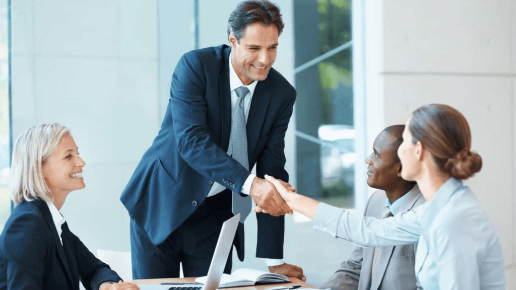 Cuatro personas haciendo coaching para directivos con el método Lean Toyota