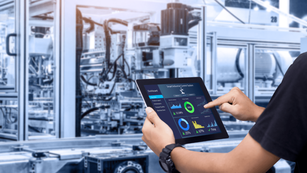 Ingeniero con una tablet que ha hecho coaching empresarial para saber como dirigir empresa kaizen